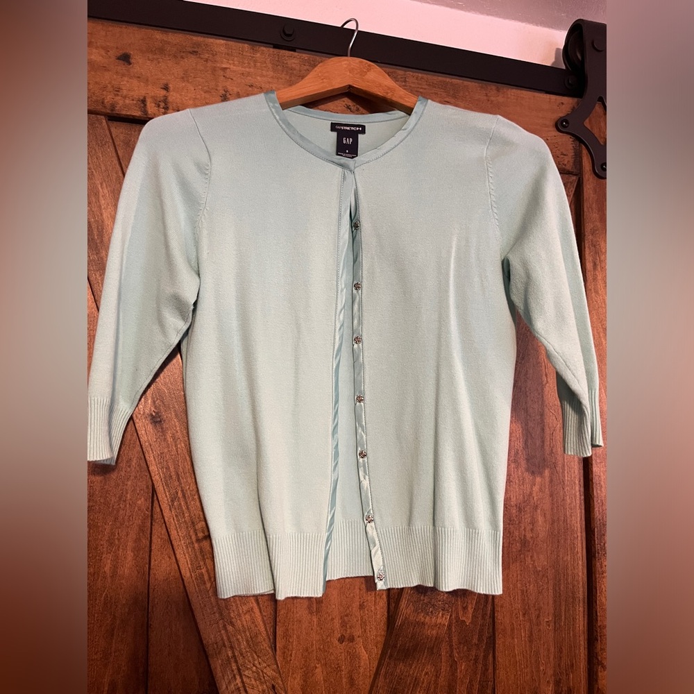 GAP ~ LIGHT KNIT COTTON SNAP SWEATER 🩵